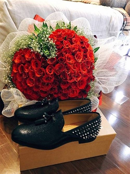 yeu 150 ngay, chang trai choang vang khi mo cua phong thay ban gai goi cam tang mon qua nay - 5