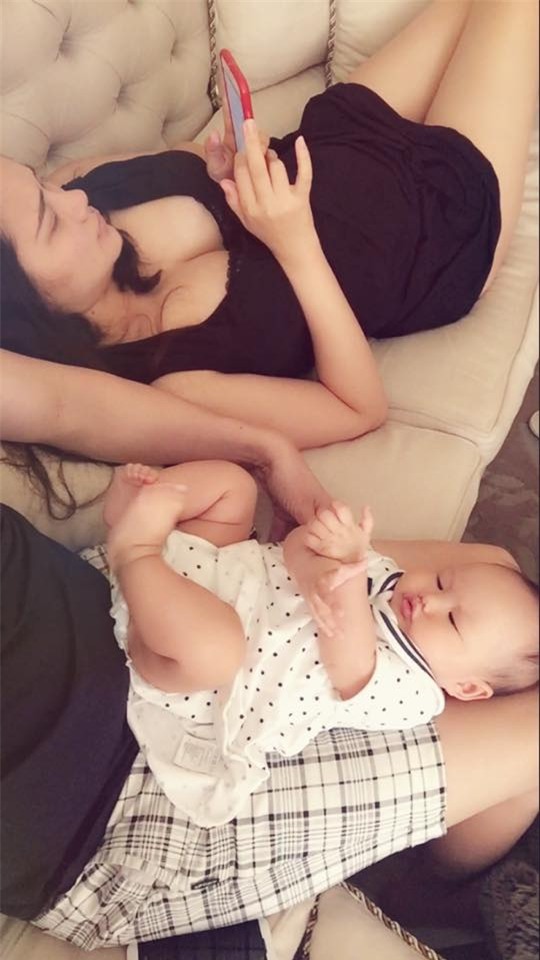 phan nhu thao mang nang de dau nhung con gai lai 'dinh bo nhu keo dan sat' - 10