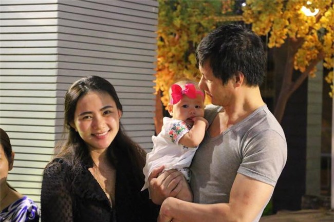 phan nhu thao mang nang de dau nhung con gai lai 'dinh bo nhu keo dan sat' - 16