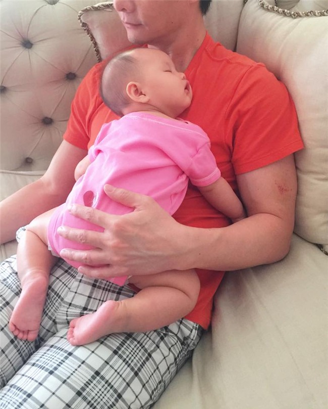 phan nhu thao mang nang de dau nhung con gai lai 'dinh bo nhu keo dan sat' - 4