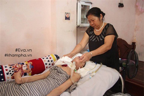 sau mot nam, nguoi me tre trong vu no bom o ha dong chi biet khoc moi khi con vao tham - 1