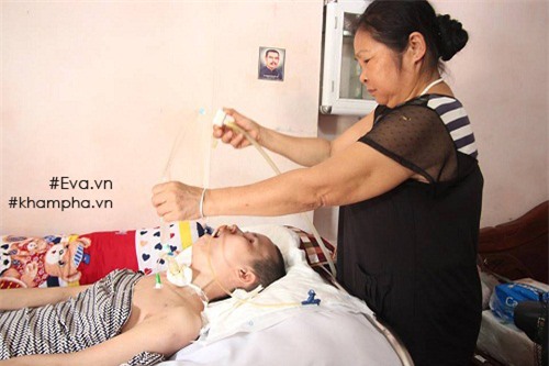 sau mot nam, nguoi me tre trong vu no bom o ha dong chi biet khoc moi khi con vao tham - 2