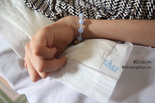 sau mot nam, nguoi me tre trong vu no bom o ha dong chi biet khoc moi khi con vao tham - 7