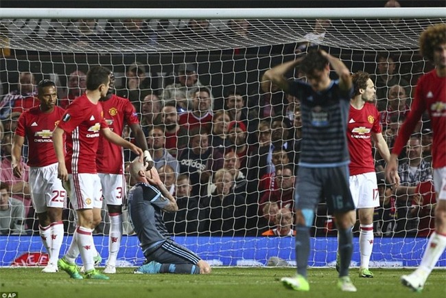Mourinho ăn mừng như muốn khóc vì tấm vé chung kết - Ảnh 4.