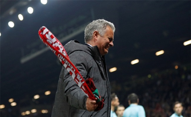 Mourinho ăn mừng như muốn khóc vì tấm vé chung kết - Ảnh 6.