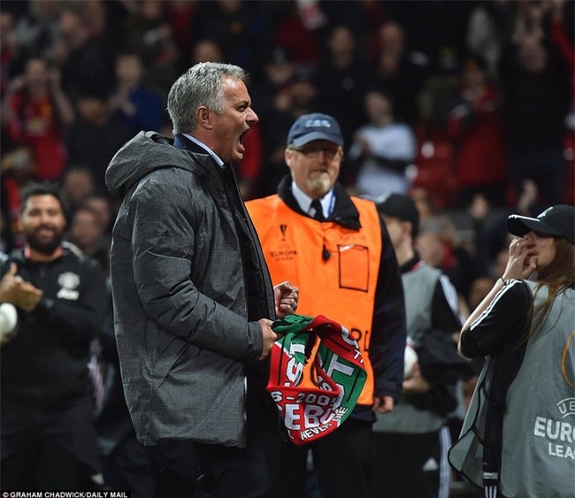 Mourinho ăn mừng như muốn khóc vì tấm vé chung kết - Ảnh 7.