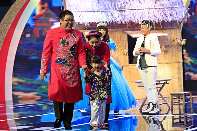 be-gai-4-tuoi-doc-dien-vai-ba-tam-lam-bung-no-gameshow-hai-1