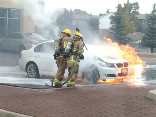 Bí ẩn loạt xe hơi BMW tự cháy khi đang đậu - Ảnh 2.