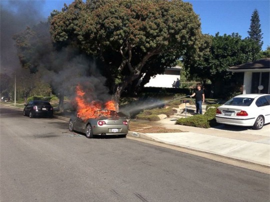 Bí ẩn loạt xe hơi BMW tự cháy khi đang đậu - Ảnh 3.