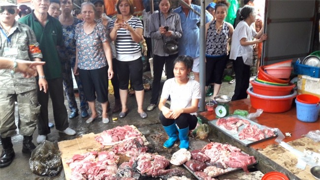 Lời kể của người phụ nữ bị hắt luyn trộn chất thải vì bán thịt lợn giá rẻ - Ảnh 2.