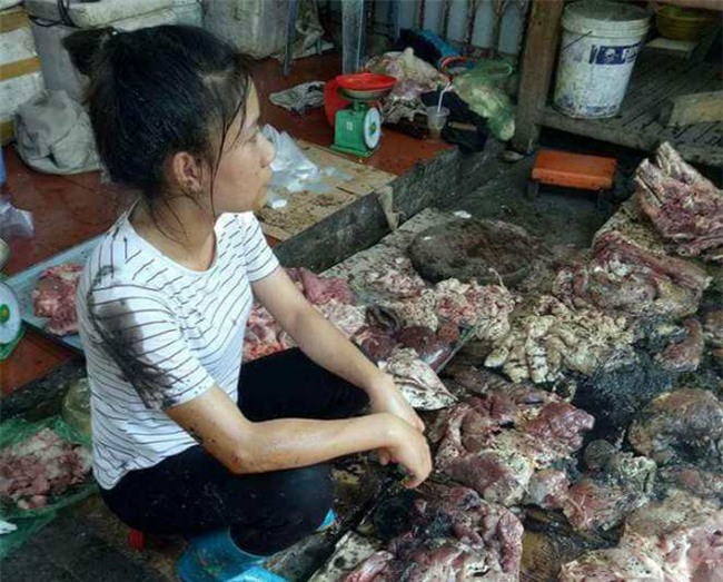 Nạn nhân kể lại việc bị hắt dầu luyn trộn chất thải vào người và thịt lợn - Ảnh 1.