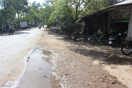 phat hien thi the loa the, nhieu vet thuong tren mat duong hinh anh 1