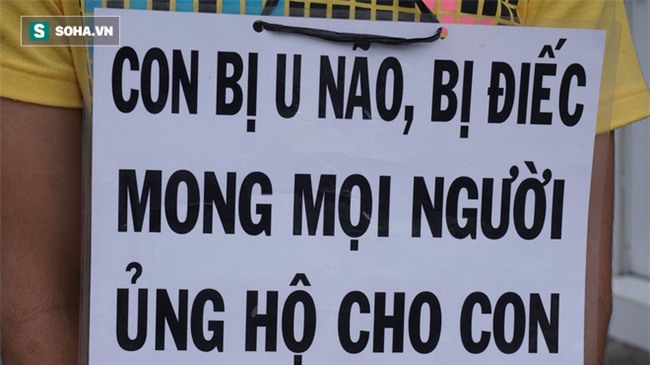 Sự thật về chàng trai 25 tuổi đeo tấm bảng trước ngực mời mua vé số ở Sài Gòn - Ảnh 1.