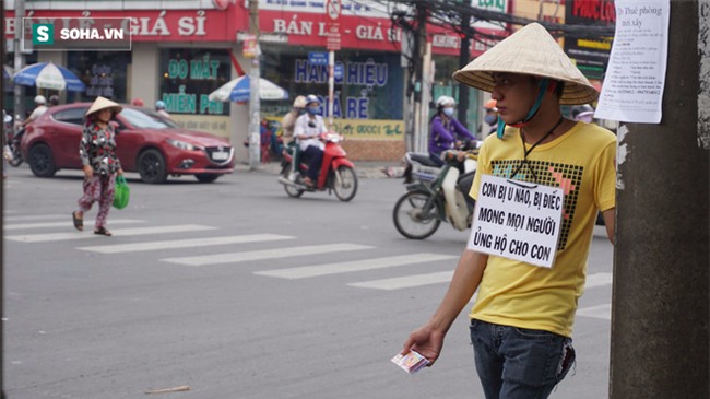 Sự thật về chàng trai 25 tuổi đeo tấm bảng trước ngực mời mua vé số ở Sài Gòn - Ảnh 2.