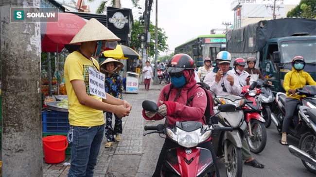 Sự thật về chàng trai 25 tuổi đeo tấm bảng trước ngực mời mua vé số ở Sài Gòn - Ảnh 3.