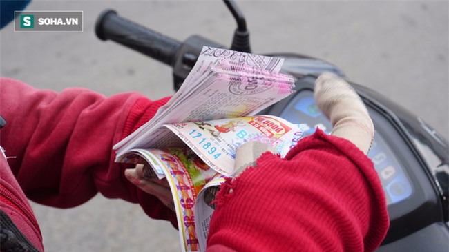 Sự thật về chàng trai 25 tuổi đeo tấm bảng trước ngực mời mua vé số ở Sài Gòn - Ảnh 4.