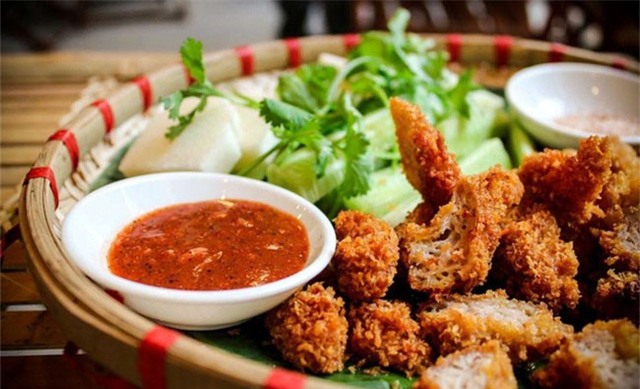 Ném chua rán từ lâu đã trở thành thức quà vặt của bao thế hệ học sinh, sinh viên. Ảnh: Hoàng Nhi.