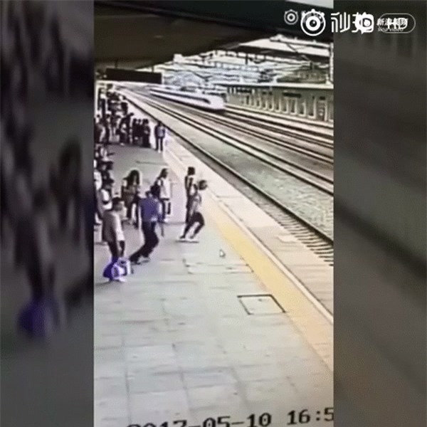 Thót tim trước pha cứu người phụ nữ trẻ chán sống của nhân viên ga tàu Trung Quốc - Ảnh 2.