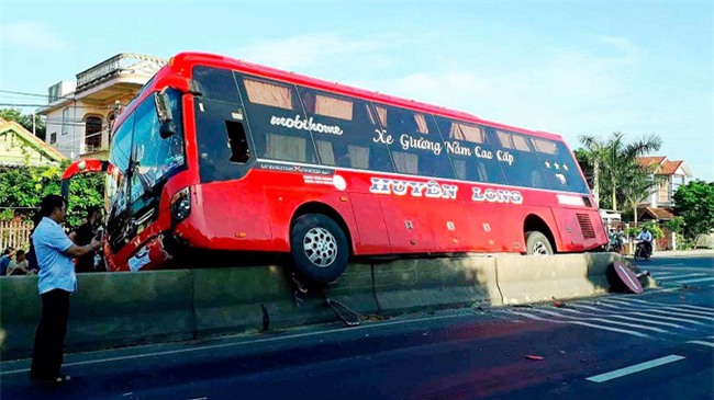 Bị cuốn vào gầm xe khách, bé gái 6 tuổi thoát chết kỳ diệu - Ảnh 1.