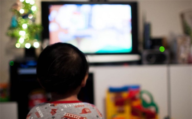 Câu chuyện đau lòng về cậu bé 4 tuổi ngồi bên thi thể mẹ suốt 2 ngày 3 đêm