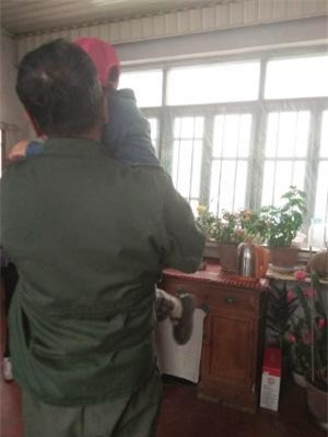 Câu chuyện đau lòng về cậu bé 4 tuổi ngồi bên thi thể mẹ suốt 2 ngày 3 đêm - Ảnh 1.