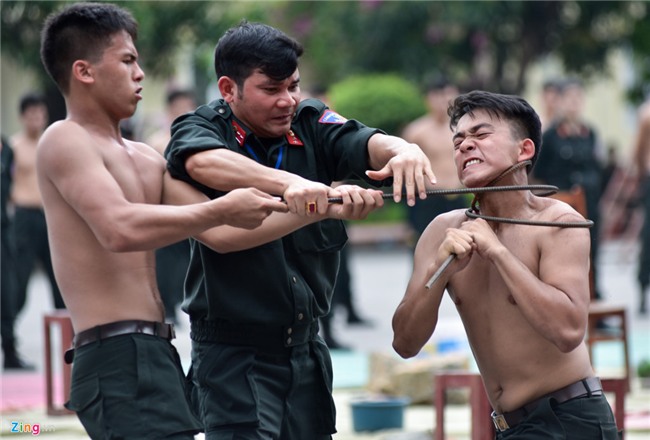 Sinh vien canh sat bieu dien vo thuat, giai cuu con tin hinh anh 9