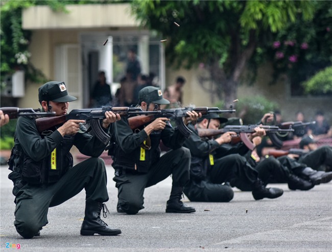 Sinh vien canh sat bieu dien vo thuat, giai cuu con tin hinh anh 10