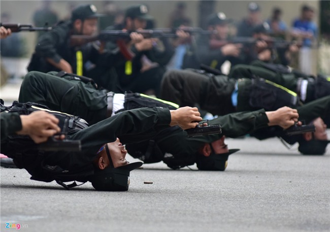 Sinh vien canh sat bieu dien vo thuat, giai cuu con tin hinh anh 11