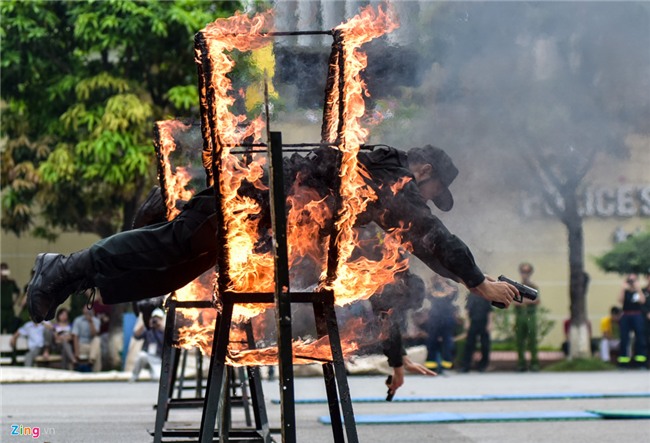 Sinh vien canh sat bieu dien vo thuat, giai cuu con tin hinh anh 12