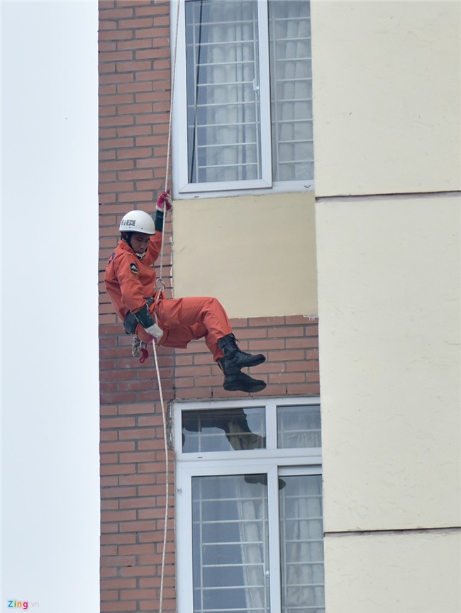 Sinh vien canh sat bieu dien vo thuat, giai cuu con tin hinh anh 13