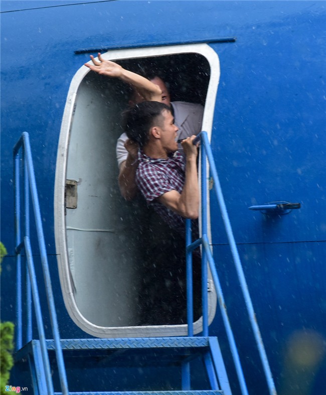 Sinh vien canh sat bieu dien vo thuat, giai cuu con tin hinh anh 14