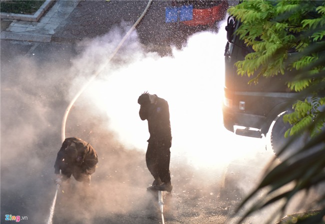 Sinh vien canh sat bieu dien vo thuat, giai cuu con tin hinh anh 15