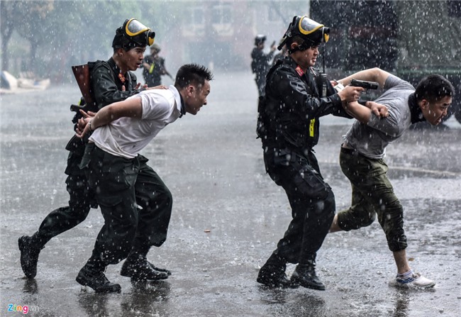 Sinh vien canh sat bieu dien vo thuat, giai cuu con tin hinh anh 16