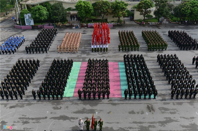 Sinh vien canh sat bieu dien vo thuat, giai cuu con tin hinh anh 1