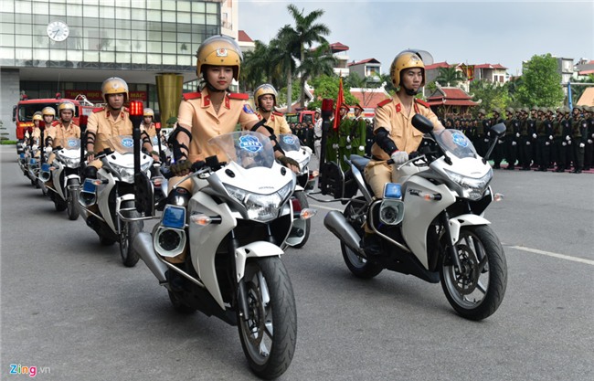 Sinh vien canh sat bieu dien vo thuat, giai cuu con tin hinh anh 2