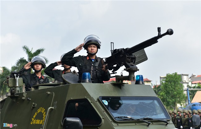 Sinh vien canh sat bieu dien vo thuat, giai cuu con tin hinh anh 4