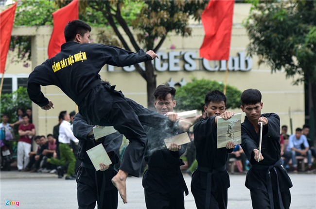 Sinh vien canh sat bieu dien vo thuat, giai cuu con tin hinh anh 5