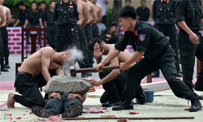 Sinh vien canh sat bieu dien vo thuat, giai cuu con tin hinh anh 6