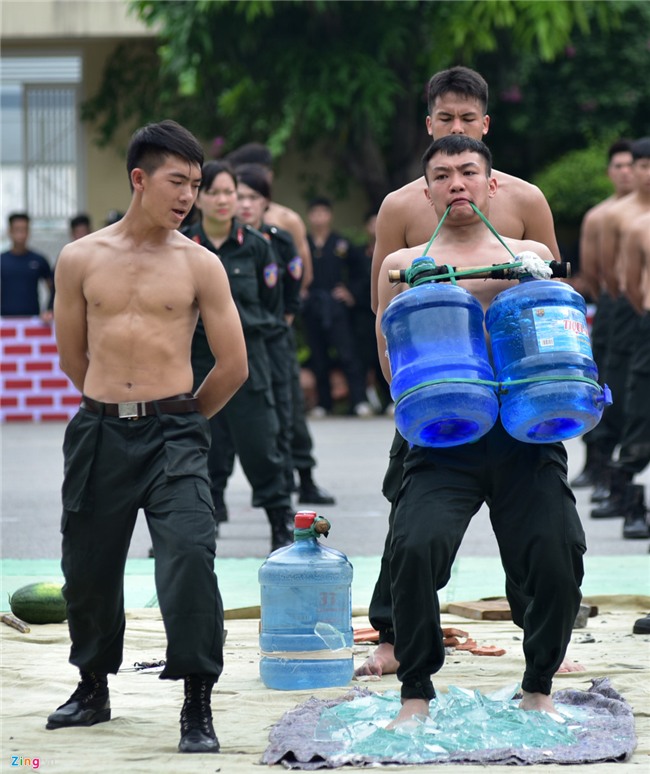 Sinh vien canh sat bieu dien vo thuat, giai cuu con tin hinh anh 7