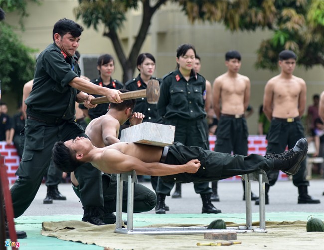 Sinh vien canh sat bieu dien vo thuat, giai cuu con tin hinh anh 8