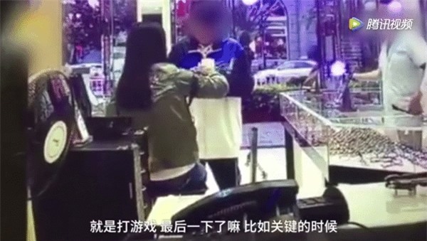 Nam sinh Trung học đánh mẹ dã man ngay giữa cửa hàng kính vì lý do không thể chấp nhận nổi - Ảnh 1.