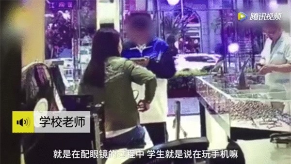 Nam sinh Trung học đánh mẹ dã man ngay giữa cửa hàng kính vì lý do không thể chấp nhận nổi - Ảnh 2.