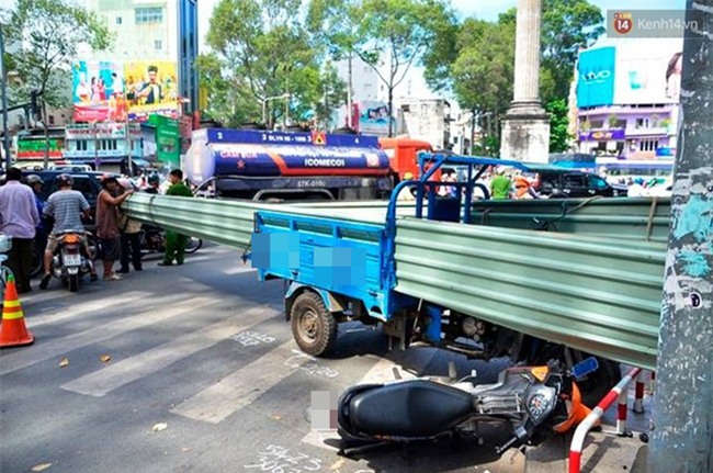 Xe ba gác chở tôn cứa vào người đi đường, 2 nạn nhân nhập viện cấp cứu - Ảnh 1.