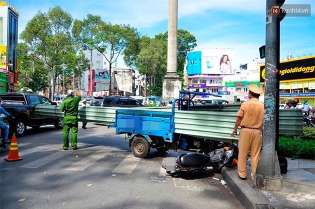 Xe ba gác chở tôn cứa vào người đi đường, 2 nạn nhân nhập viện cấp cứu - Ảnh 2.