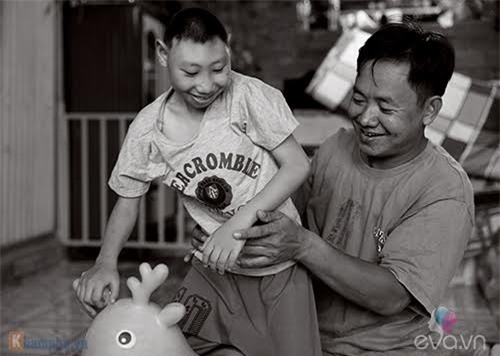 nguoi cha bi vo bo, cho con trong long sat muu sinh khap pho lai lay nuoc mat dan mang - 8