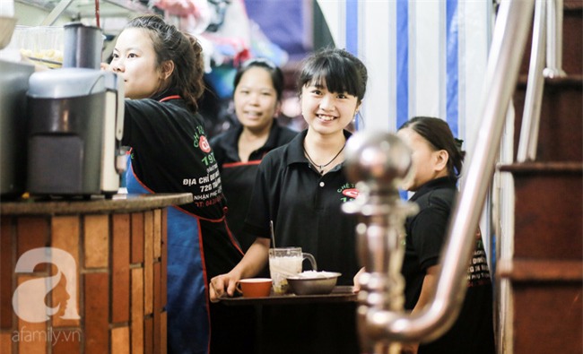 Quán chè Trần Hưng Đạo 40 năm nổi danh đắt đỏ, 45.000 đồng/cốc mà vẫn nườm nượp khách - Ảnh 16.