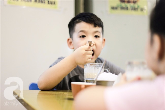 Quán chè Trần Hưng Đạo 40 năm nổi danh đắt đỏ, 45.000 đồng/cốc mà vẫn nườm nượp khách - Ảnh 18.