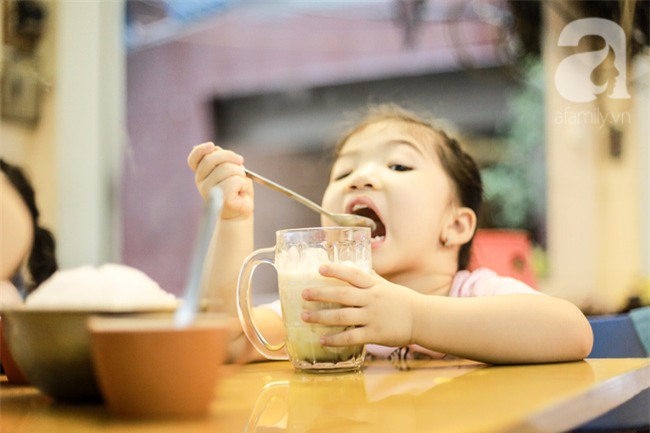 Quán chè Trần Hưng Đạo 40 năm nổi danh đắt đỏ, 45.000 đồng/cốc mà vẫn nườm nượp khách - Ảnh 19.