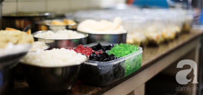 Quán chè Trần Hưng Đạo 40 năm nổi danh đắt đỏ, 45.000 đồng/cốc mà vẫn nườm nượp khách - Ảnh 7.