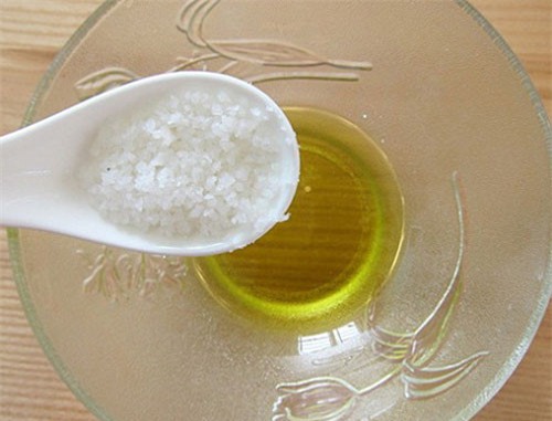 Bo ra 5 - 10 phut dung 1 nhum muoi, da trang min, sach khoe va het tham tuc thi